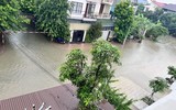 Người dân TP Hà Tĩnh lội bì bõm sau trận mưa lớn