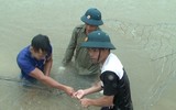 Bộ đội Thừa Thiên - Huế dầm mình trong nước lũ cứu đê sạt lở