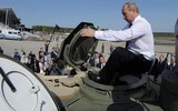 Tổng thống Putin lái máy bay siêu thanh, xe tăng, tàu lặn...
