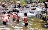 Trường học ở Thanh Hóa thiếu nước sinh hoạt, học sinh phải đi tắm suối