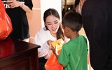 Hoa hậu Mai Phương cực kỳ giản dị mang Trung thu đến trẻ em Bình Phước