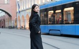 Hoa hậu Thiên Ân thả dáng như 'tổng tài’ trên đường phố Đức