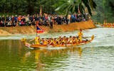 Hàng nghìn người cổ vũ màn đua thuyền kịch tính tại lễ hội hoa Gạo