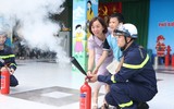 Học sinh Hà Nội thực hành kĩ năng chữa cháy và thoát hiểm khi hỏa hoạn
