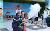 Học sinh Hà Nội thực hành kĩ năng chữa cháy và thoát hiểm khi hỏa hoạn