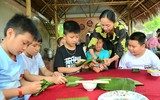 Học sinh thích thú trải nghiệm làm bánh truyền thống ở làng du lịch