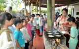 Học sinh thích thú trải nghiệm làm bánh truyền thống ở làng du lịch