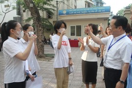 Giám đốc Sở GD&ĐT Hà Nội cùng các thí sinh biểu thị quyết tâm chinh phục kỳ thi.