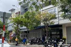 Lực lượng chức năng có mặt tại ngôi nhà số 83 đường Tôn Quang Phiệt để điều tra vụ việc. 