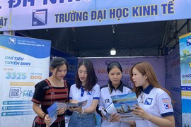 Học sinh Trường phổ thông dân tộc nội trú tỉnh Quảng Nam được nghe tư vấn, chia sẻ về chọn nghề, chọn ngành học. 