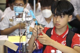 Học sinh Trường THCS Trung Đô (TP Vinh, Nghệ An) tại Cuộc thi sáng tạo robot năm 2023 do Trường ĐH Sư phạm Hà Nội tổ chức. Ảnh: Sỹ Điền