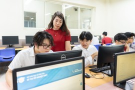 Cô trò Trường Liên cấp Việt – Úc Hà Nội đăng ký thi tốt nghiệp THPT. Ảnh: Xuân Phú