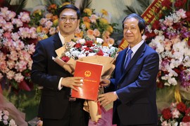 Bộ trưởng Bộ GD&ĐT Nguyễn Kim Sơn trao Quyết định cho Giám đốc Học viện Quản lý giáo dục.