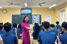 Cô Trần Thị Thúy và các em học trò trong một giờ dạy môn Hóa học trên lớp.