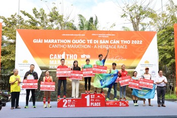 Ông Trần Việt Trường, Chủ tịch UBND TP Cần Thơ trao giải ở cự ly 21Km.