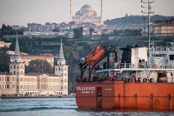 Tàu chở dầu của Nga ở Türkiye (Ảnh: Getty Images/Diego Cupolo).