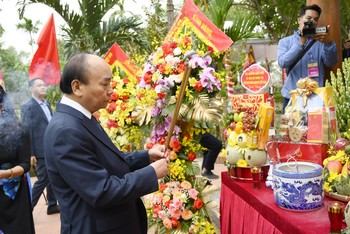 Chủ tịch nước Nguyễn Xuân Phúc dâng hương tưởng niệm nữ sĩ Hồ Xuân Hương tại quê hương của bà ở làng Quỳnh Đôi, huyện Quỳnh Lưu, Nghệ An.