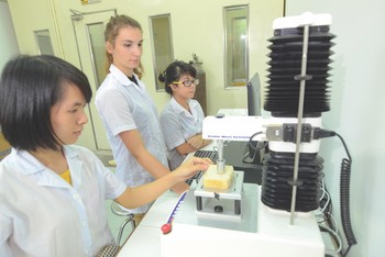 Sinh viên Đại học Bách khoa Hà Nội tham gia nghiên cứu khoa học. Ảnh: NTCC