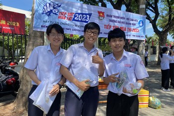 Các thí sinh tỉnh Quảng Nam vui tươi sau khi hoàn thành Kỳ thi Tốt nghiệp THPT năm 2023. Ảnh: Hoàng Vinh. 