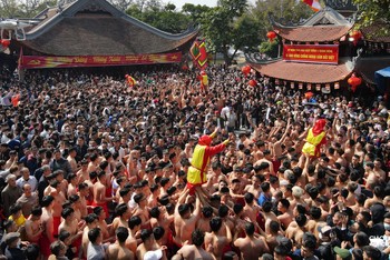 Tưng bừng Lễ hội rước pháo khổng lồ làng Đồng Kỵ