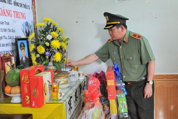 Thiếu tướng Đinh Văn Nơi thắp hương tưởng nhớ các liệt sĩ tại huyện Cư Kuin. (Ảnh: VT)