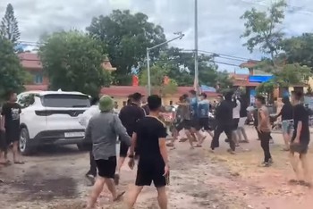 Nhóm người rượt đuổi đánh nhau gây mất trật tự tại thị xã Ba Đồn.