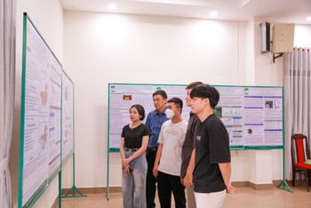 Sinh viên xem triển lãm Poster các sản phẩm NCKH được trưng bày tại hội nghị 'Sinh viên nghiên cứu khoa học 2023'. (Ảnh: Đại Dương).