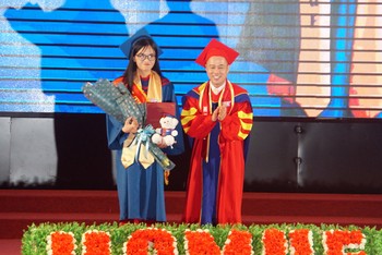 GS.TS Huỳnh Văn Sơn, Hiệu trưởng Trường ĐH Sư phạm TPHCM trao bằng tốt nghiệp cho thủ khoa các ngành. Ảnh: Mạnh Tùng