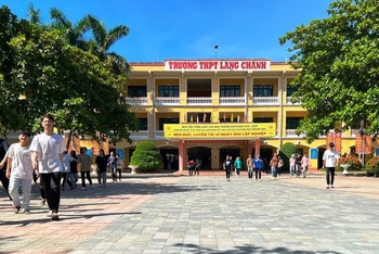 Giờ tan trường của học sinh Trường THPT Lang Chánh (Thanh Hóa). Ảnh: TL.
