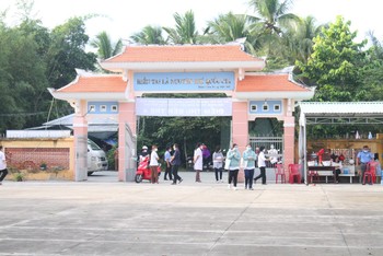HS Trường THPT Lạc Long Quân (TP Bến Tre, tỉnh Bến Tre) đến trường. Ảnh: B.Phú.