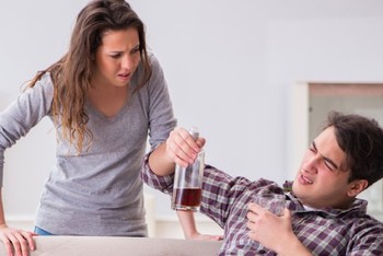 Điều trước tiên bạn phải thực hiện nhằm ngăn ông chồng tu rượu là thì thầm nhẹ dịu với anh ấy. (Ảnh: ITN).