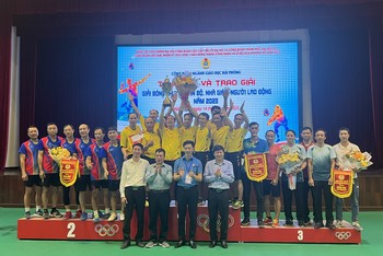 Giải nhất bóng chuyền nam được trao cho Trường THPT Hùng Thắng.