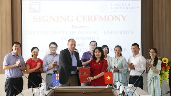 Trường Đại học Kinh tế - Đại học Đà Nẵng và Đại học Lincoln (New Zealand) ký kết hợp tác trong chuyển tiếp sinh viên. 