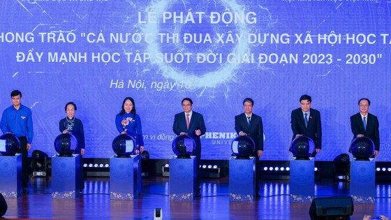 Thủ tướng Phạm Minh Chính và các đại biểu thực hiện nghi thức khởi động Phong trào Cả nước thi đua xây dựng xã hội học tập, đẩy mạnh học tập suốt đời giai đoạn 2023-2030.