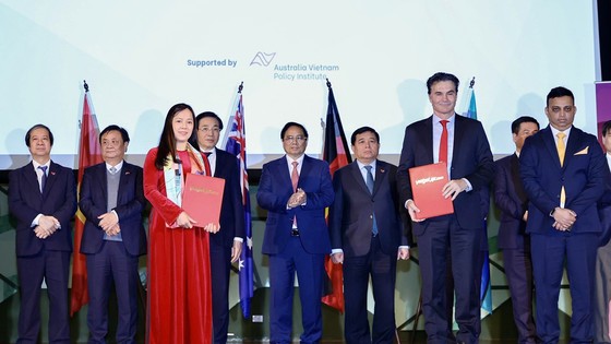 Bộ trưởng Nguyễn Kim Sơn dự Diễn đàn doanh nghiệp doanh nghiệp Việt Nam - Australia và chứng kiến trao ký kết hợp tác giữa doanh nghiệp hai nước.