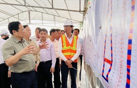 Thủ tướng Phạm Minh Chính kiểm tra tiến độ dự án thành phần đầu tư xây dựng cầu Mỹ Thuận 2 và đường dẫn 2 đầu cầu.