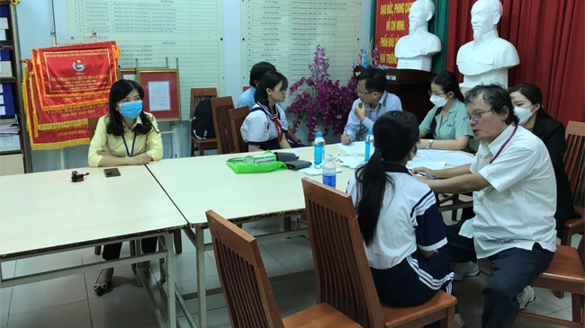 Tổ công tác thăm khám cho các học sinh của 2 trường THCS Lê Văn Tám và THCS Lam Sơn vào ngày 27/2. Ảnh: Sở Y tế TPHCM.