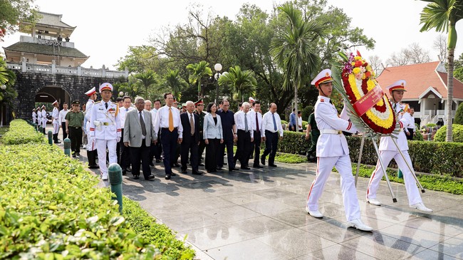 Đoàn đại biểu lãnh đạo Đảng, Nhà nước tới đặt vòng hoa, dâng hương tưởng niệm các anh hùng, liệt sĩ tại Nghĩa trang Liệt sĩ quốc gia A1.