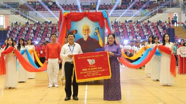Bà Nguyễn Thị Kim Chi - Thứ trưởng Bộ GD&ĐT tặng Cờ lưu niệm cho đơn vị đăng cai tỉnh Phú Thọ.