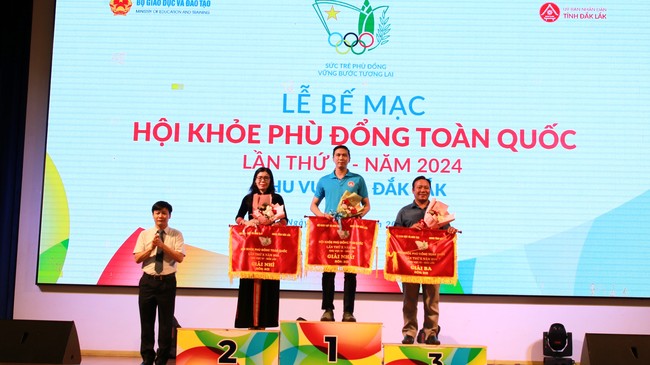 Ông Nguyễn Thanh Đề trao cờ toàn đoàn ở môn bơi lội. (Ảnh: TT).