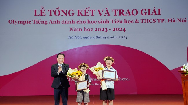 Giám đốc Sở GD&ĐT Hà Nội Trần Thế Cương trao giải Đặc biệt cho các thí sinh.