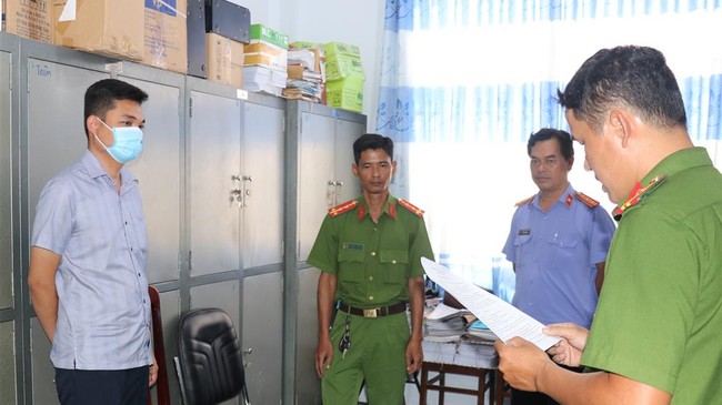 Cơ quan Cảnh sát điều tra Công an tỉnh Vĩnh Long tống đạt các quyết định và lệnh đối với Huỳnh Thắng.