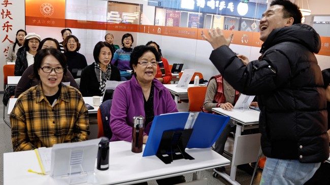 Lớp học hát dành cho người cao tuổi tại trung tâm dạy thêm Mama Sunset, Trung Quốc. Ảnh: Reuters