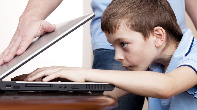 Trẻ em nghiện Internet có nguy cơ trốn học cao hơn bạn đồng trang lứa.
