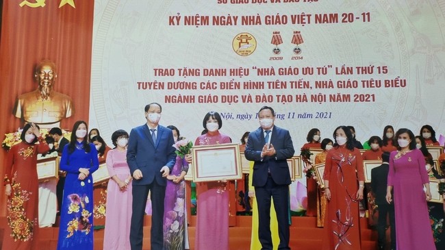 Sở GD&ĐT Hà Nội trao tặng danh hiệu NGƯT của Chủ tịch nước cho nhà giáo, cán bộ quản lý tiêu biểu năm 2021. Ảnh: TG