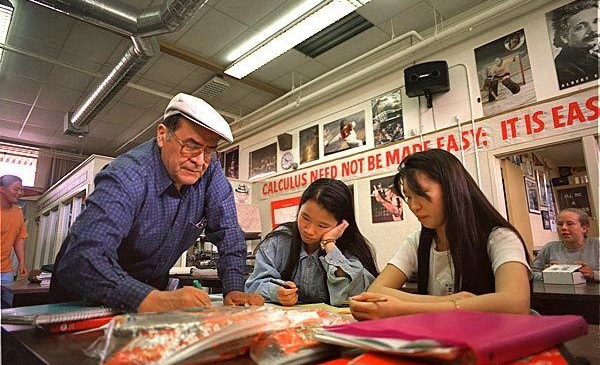 Khi thầy Escalante ở Trường Garfield, tỷ lệ học sinh dự thi học sinh giỏi toán đậu đạt 90%. Ảnh: Latimes.com