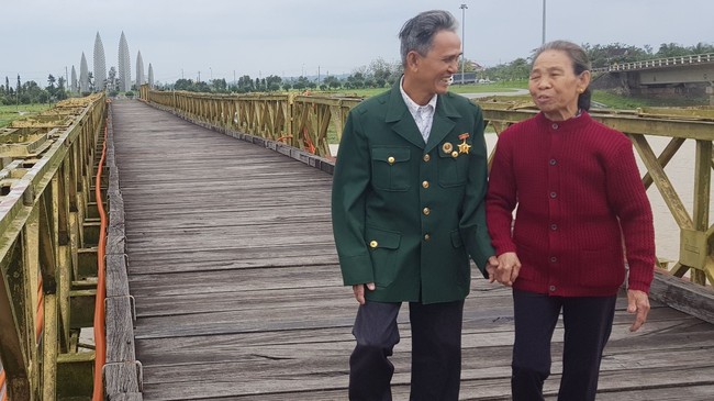 Ông Nghi dắt tay bà Hoa đi trên cầu Hiền Lương để ôn lại kỷ niệm năm xưa.