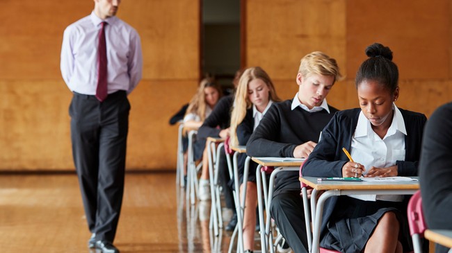 Kết quả thi GCSE tại Anh sẽ tiếp tục giảm do ảnh hưởng từ việc đóng cửa trường học thời Covid-19.