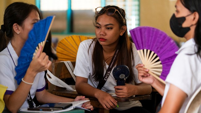 Học sinh Philippines sử dụng quạt làm mát trong những ngày nắng nóng.