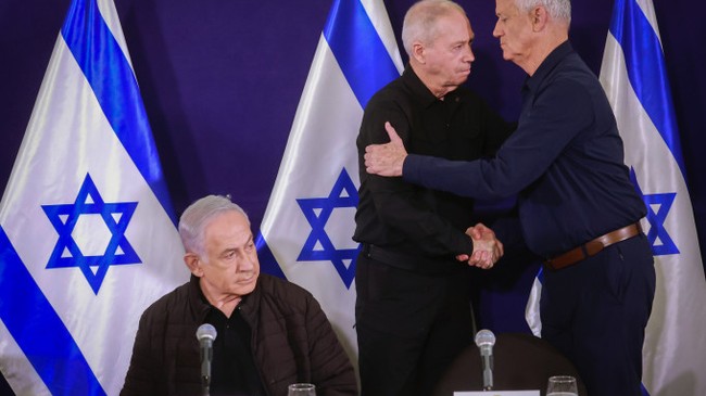 Thủ tướng Benjamin Netanyahu (trái), Bộ trưởng Quốc phòng Yoav Gallant (giữa) và lãnh đạo đối lập Benny Gantz tại cuộc họp.